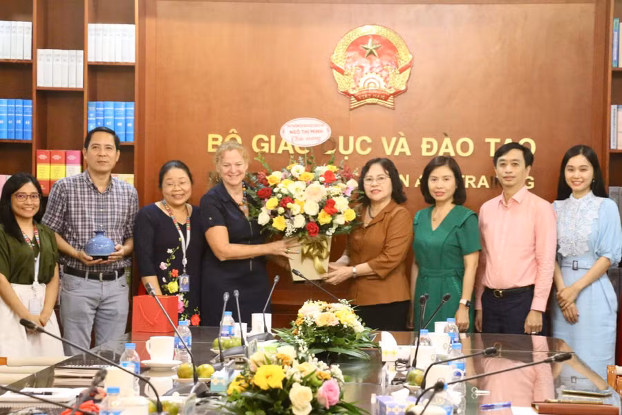 Quang cảnh buổi làm việc.