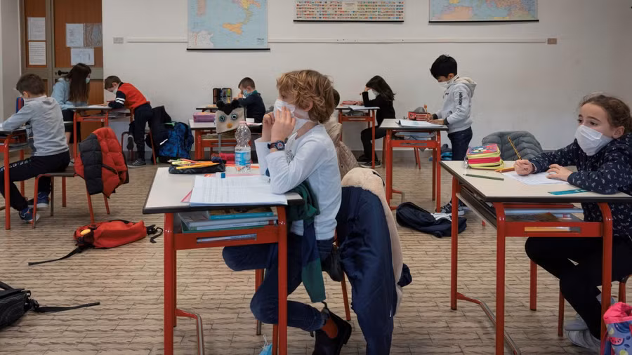 Học sinh Italy đeo khẩu trang, ngồi giãn cách trong lớp học. Ảnh: TG.