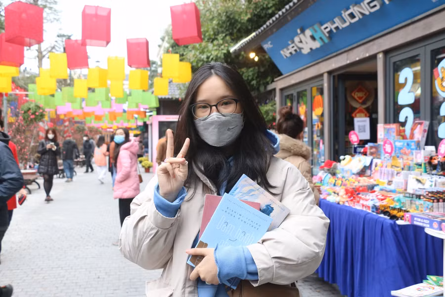 Mua sách và xin chữ đã trở thành thói quen đầu năm của Ngọc Minh.