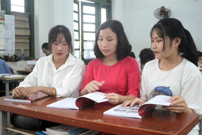 Cô Ngọc Hà (áo đỏ) hướng dẫn học sinh ôn luyện môn Lịch sử. Ảnh: NVCC. Cô Ngọc Hà (áo đỏ) hướng dẫn học sinh ôn luyện môn Lịch sử. Ảnh: NVCC.