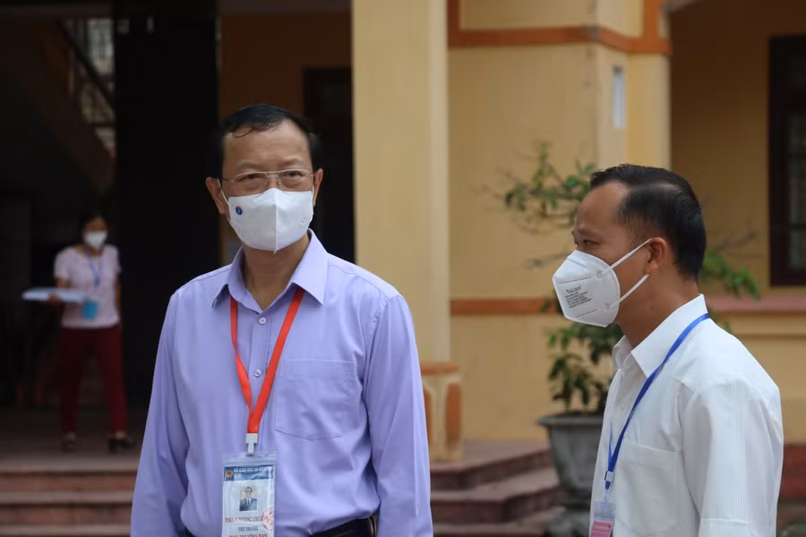 Thứ trưởng Phạm Ngọc Thưởng (trái) kiểm tra thi tại Điểm thi Trường THPT Việt Yên số 1.