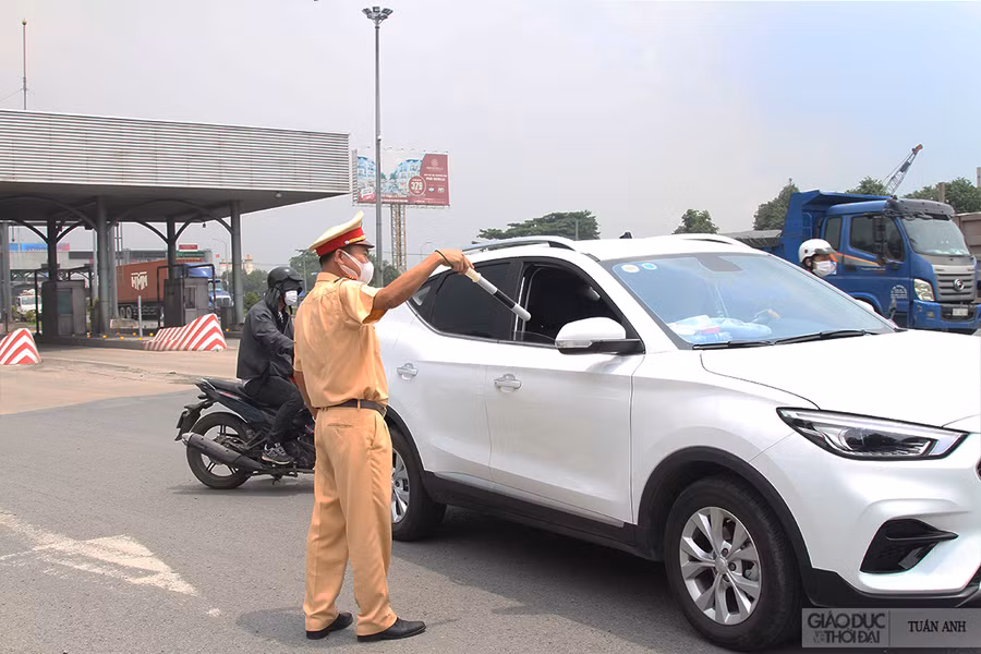 Đối với các phương tiện có chở theo hành khách, cả tài xế và khách ngồi trên xe đều phải có giấy xét nghiệm âm tính SARS-CoV-2.