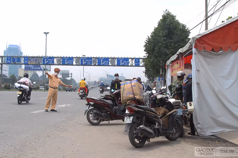 Ghi nhận tại chốt kiểm soát dịch trên QL.1A phía chân cầu Đồng Nai, trong ngày đầu thực hiện việc kiểm tra giấy xét nghiệm Covid-19, tất cả các phương tiện đều chấp hành yêu cầu kiểm tra của tổ công tác.