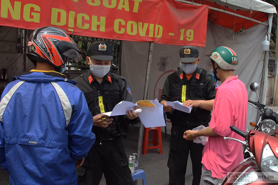 Lực lượng chức năng đã thực hiện đo thân nhiệt và kiểm tra giấy xét nghiệm SARS-CoV-2 với các phương tiện di chuyển từ TP Hồ Chí Minh và Bình Dương.