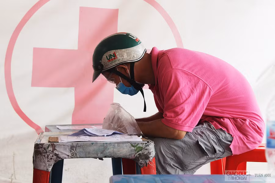 Sau khi kiểm tra giấy xét nghiệm, người dân phải thực hiện khai báo y tế tại chốt kiểm soát.