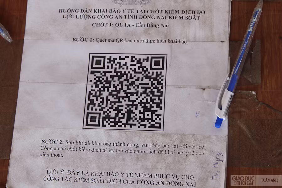 Để thuận tiện cho việc khai báo y tế của người dân khi đi qua chốt kiểm dịch, lực lượng chức năng đã gắn các mã QR CODE, giúp các bước khai báo y tế trở nên nhanh hơn.