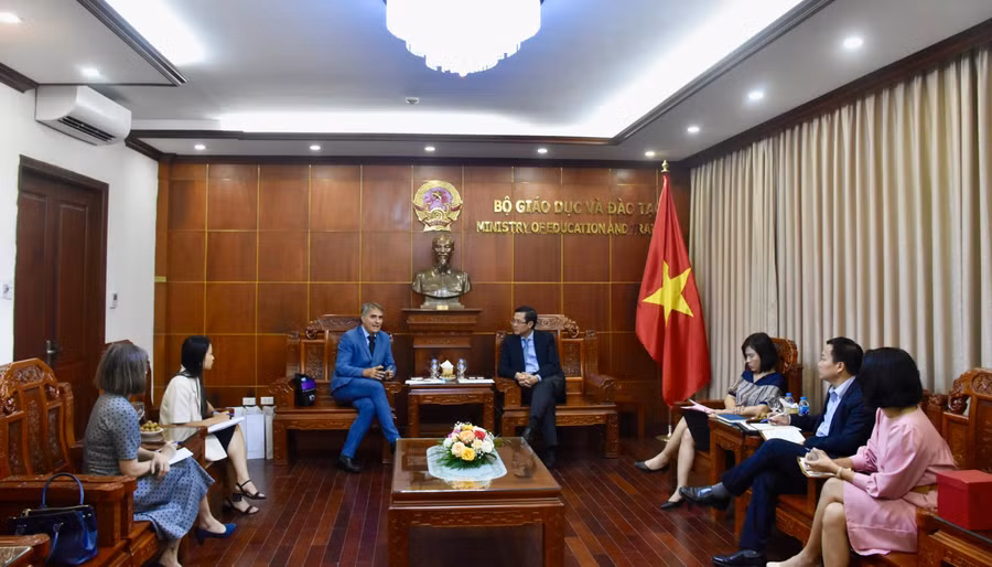 Quang cảnh buổi làm việc.