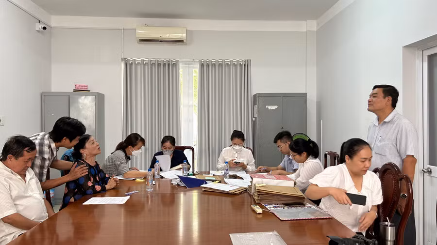 Người dân làm các thủ tục để nhận tiền bồi thường.