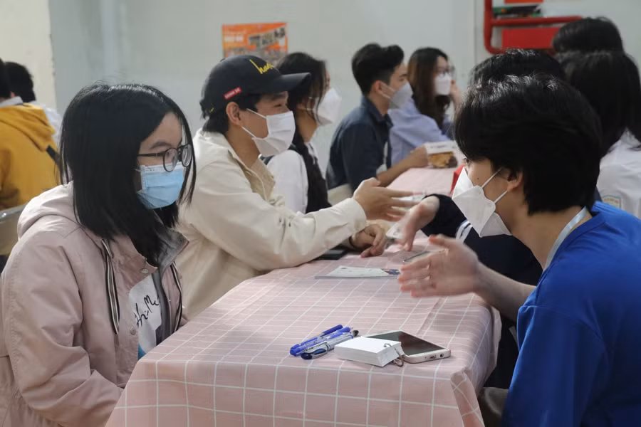 Các bạn học sinh lớp 9 được lắng nghe chia sẻ trực tiếp từ học sinh các trường THPT chuyên.