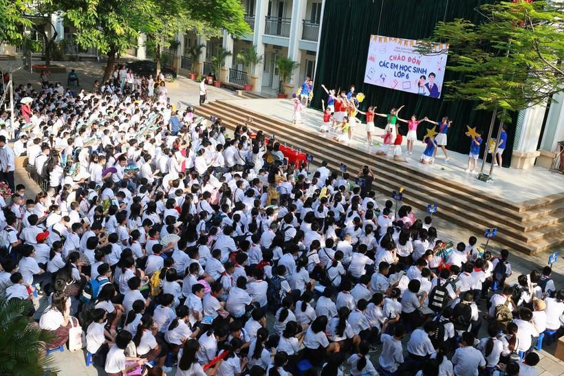 Sáng 29/8, học sinh các trường học tại Hà Nội đã đến trường tập trung để gặp gỡ thầy cô, bạn bè, chuẩn bị cho khai giảng năm học mới. Trường THCS Nguyễn Trãi, quận Thanh Xuân, đã tổ chức chương trình đón học sinh lớp 6 với những tiết mục văn nghệ đặc sắc do các anh chị học sinh trong đội văn nghệ nhà trường biểu diễn. Không khí vui tươi, ấm áp đã xua tan những bỡ ngỡ ban đầu của những học sinh nhỏ tuổi nhất trường. Sáng 29/8, học sinh các trường học tại Hà Nội đã đến trường tập trung để gặp gỡ thầy cô, bạn bè, chuẩn bị cho khai giảng năm học mới. Trường THCS Nguyễn Trãi, quận Thanh Xuân, đã tổ chức chương trình đón học sinh lớp 6 với những tiết mục văn nghệ đặc sắc do các anh chị học sinh trong đội văn nghệ nhà trường biểu diễn. Không khí vui tươi, ấm áp đã xua tan những bỡ ngỡ ban đầu của những học sinh nhỏ tuổi nhất trường.