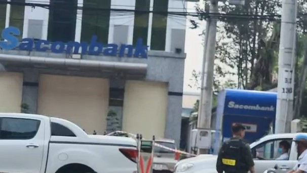 Phòng giao dịch của Ngân hàng Sacombank Bàu Bàng nơi xảy vụ cướp. Phòng giao dịch của Ngân hàng Sacombank Bàu Bàng nơi xảy vụ cướp.