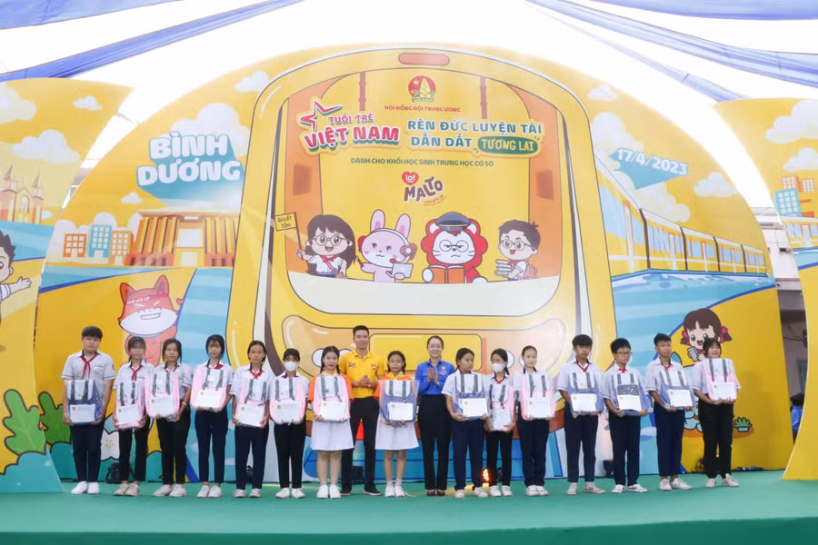 Các em học sinh có hoàn cảnh khó khăn, học giỏi được nhận quà từ ban tổ chức.