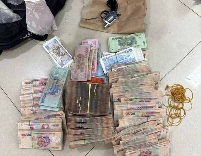 Khẩu súng Phát dùng để khống chế nhân viên ngân hàng cùng số tiền vừa cướp được. Khẩu súng Phát dùng để khống chế nhân viên ngân hàng cùng số tiền vừa cướp được.