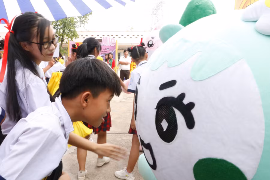 Các em học sinh được tham gia nhiều trò chơi lý thú.