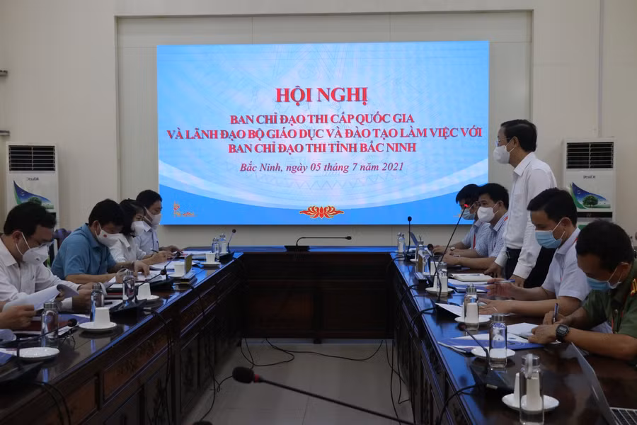 Thứ trưởng Phạm Ngọc Thưởng làm việc với Ban Chỉ đạo thi tỉnh Bắc Ninh.