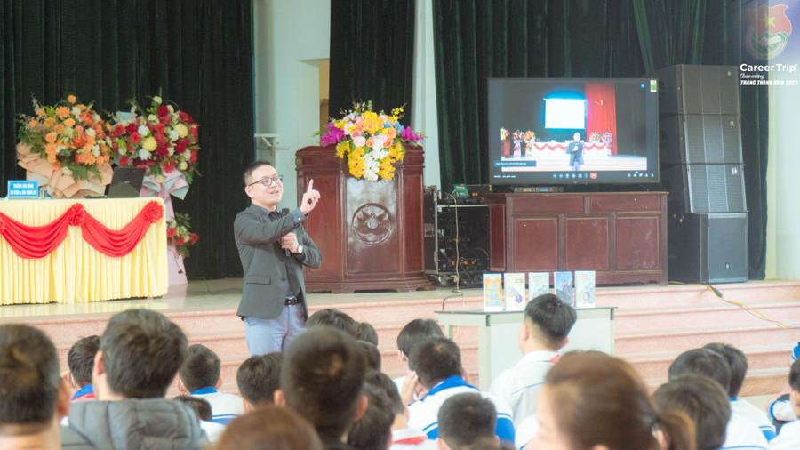 Diễn giả cung cấp thông tin, kiến thức cho các bạn đoàn viên thanh niên. Ảnh: NVCC. Diễn giả cung cấp thông tin, kiến thức cho các bạn đoàn viên thanh niên. Ảnh: NVCC.