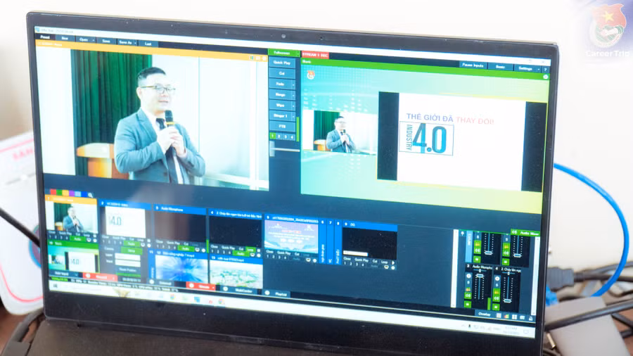 Chương trình tư vấn, hướng nghiệp được triển khai đến nhiều điểm cầu từ một điểm cầu chính. Ảnh: NVCC.