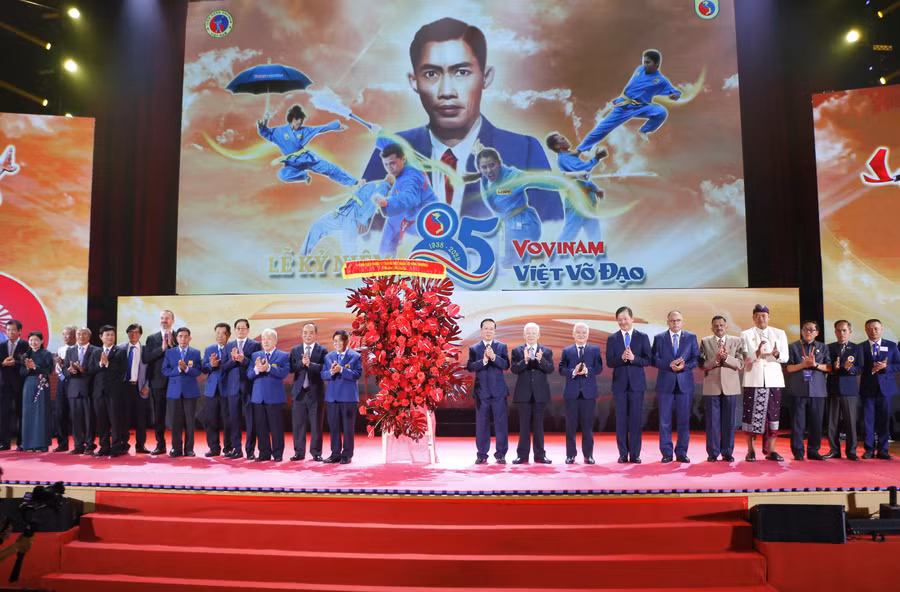 Chủ tịch nước Võ Văn Thưởng đã tặng hoa chúc mừng lễ kỷ niệm.