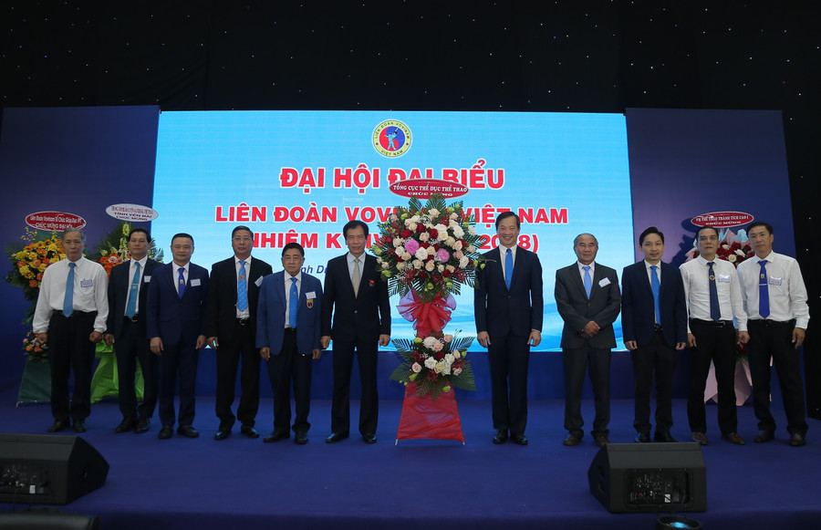 Lãnh đạo Tổng cục Thể dục thể thao tặng hoa chúc mừng đại hội. Lãnh đạo Tổng cục Thể dục thể thao tặng hoa chúc mừng đại hội.