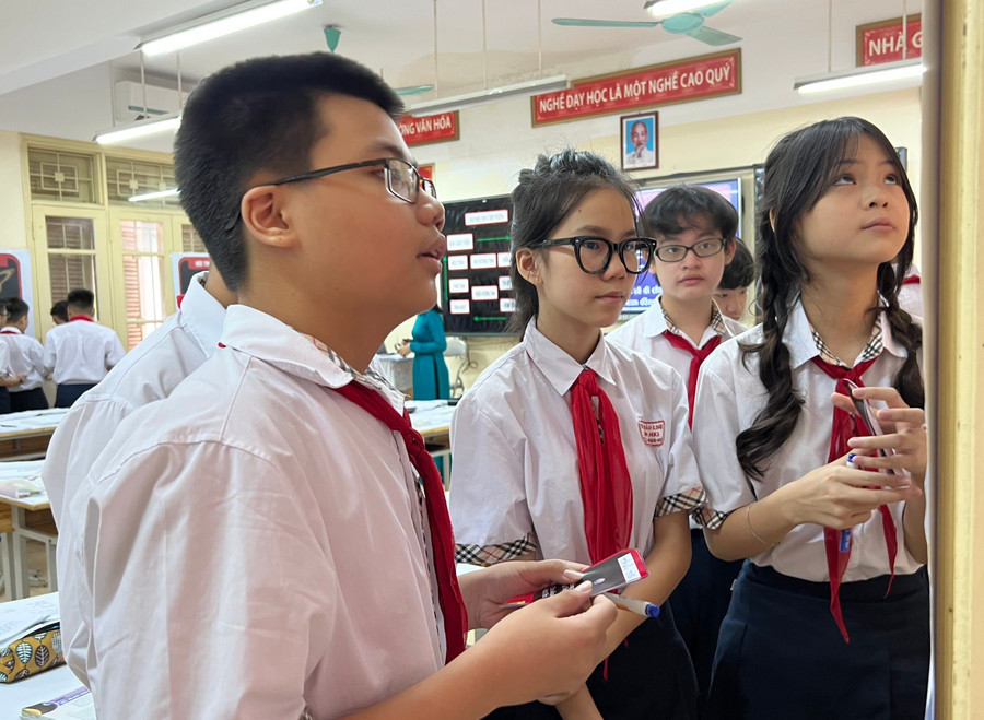 Học sinh thảo luận nhóm về các hành tinh trên bộ thẻ bài. Học sinh thảo luận nhóm về các hành tinh trên bộ thẻ bài.