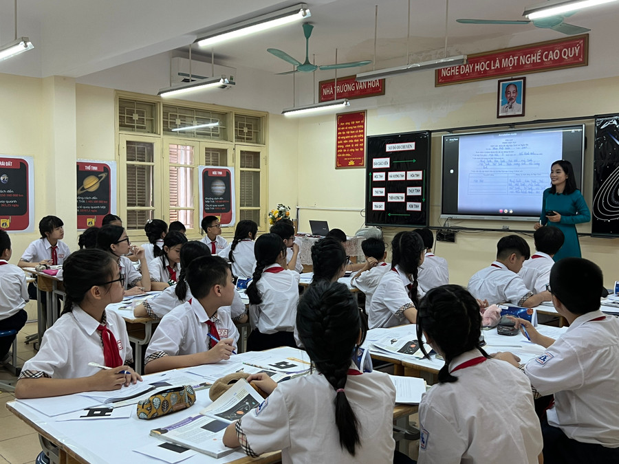 Cô giáo Phạm Hương Giang hướng dẫn học sinh học Bài 35: Hệ Mặt Trời và Ngân Hà. Cô giáo Phạm Hương Giang hướng dẫn học sinh học Bài 35: Hệ Mặt Trời và Ngân Hà.