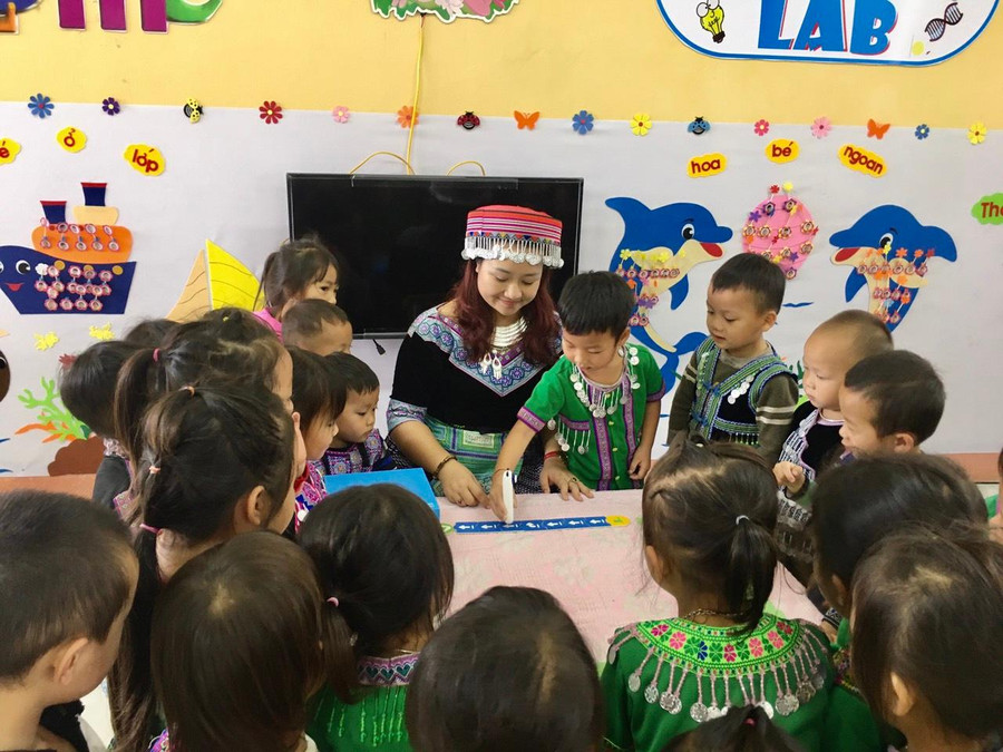 Giáo viên ứng dụng thiết bị công nghệ vào dạy học. Giáo viên ứng dụng thiết bị công nghệ vào dạy học.