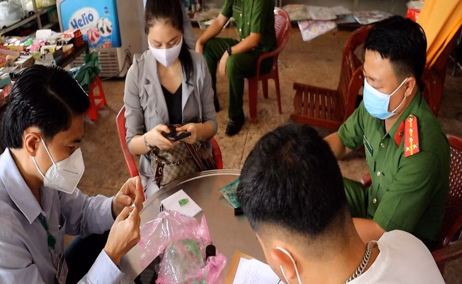 Đoàn kiểm tra yêu cầu cửa hàng tạp hoạt tạm dừng hoạt động.