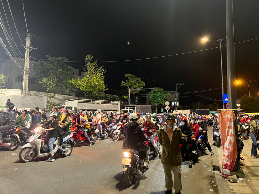 Đến khuya, hàng nghìn phương tiện vẫn đổ về cầu Phú Cường.