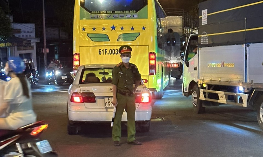 Công an TP Thủ Dầu Một đã thấm mệt sau nhiều giờ điều tiết giao thông.