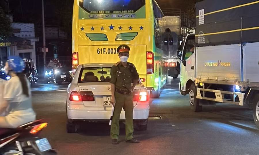 Công an TP Thủ Dầu Một đã thấm mệt sau nhiều giờ điều tiết giao thông.