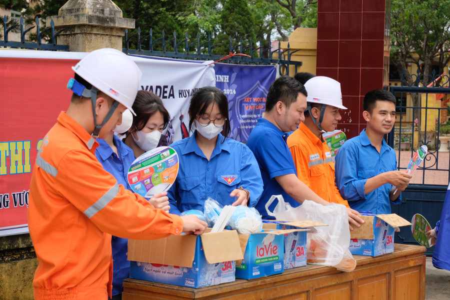 Các đội tình nguyện túc trực bên ngoài điểm thi.