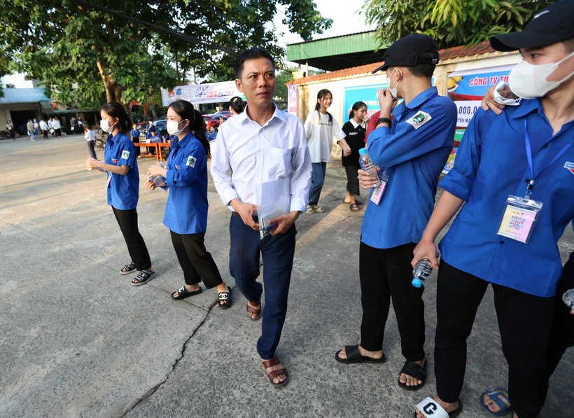 Điểm thi Trường THPT Đồng Lộc, huyện Can Lộc, tỉnh Hà Tĩnh, có một thí sinh đã 46 tuổi là trưởng thôn Liên Tài Năng, ông Đặng Văn Ảnh. Đây là thí sinh lớn tuổi nhất tại tỉnh Hà Tĩnh. Thưở nhỏ, do gia đình khó khăn, chưa có điều kiện học hành đến nơi đến chốn nên hiện nay, ông Ảnh đã nỗ lực ôn luyện tại Trung tâm GDTX huyện Can Lộc và quyết tâm lấy bằng tốt nghiệp THPT. “Tôi luôn nỗ lực phấn đấu để làm gương cho người dân và phải có trình độ văn hóa mới có tiếng nói hơn với bà con nhân dân”, ông Ảnh chia sẻ.