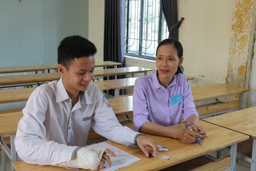 Điểm thi Trường THPT Nghi Lộc 3, huyện Nghi Lộc, tỉnh Nghệ An, có một phòng thi đặc biệt dành riêng cho thí sinh Nguyễn Công Đạt bị tai nạn gãy tay phải. Phòng thi có giám thị chính và giám thị hỗ trợ chép bài cùng với các thiết bị quay phim, ghi âm theo quy định của Bộ GD&ĐT. Thí sinh Nguyễn Văn Đạt chia sẻ kể từ khi bị tai nạn, em đã tìm hiểu quy chế thi và xác định phải thi riêng. Từ đó, nam sinh cũng tự rèn luyện tư duy logic, tập viết bằng lời để chuẩn bị cho Kỳ thi thật.