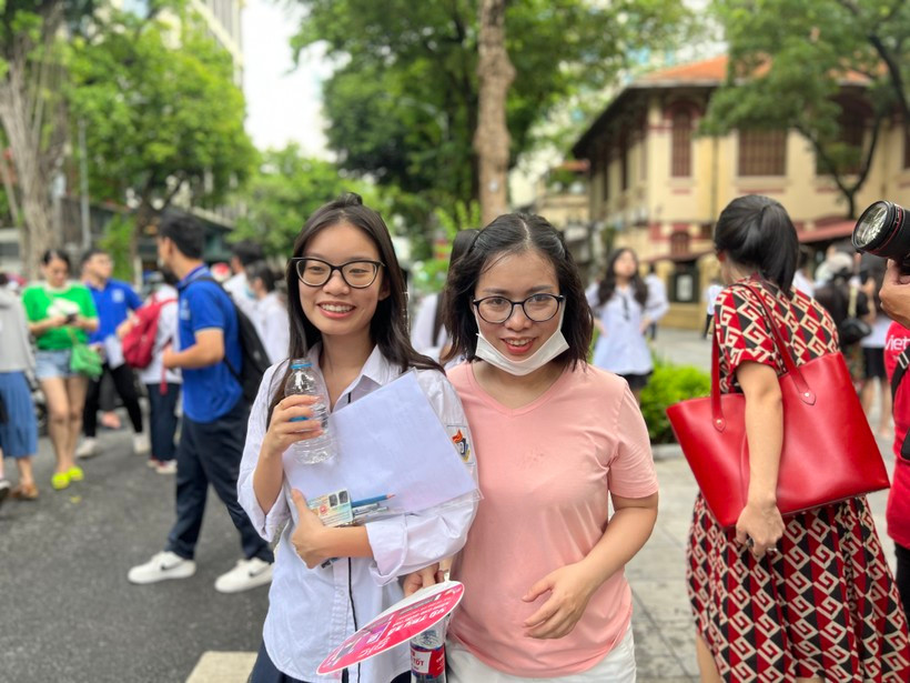 Theo thông tin từ Bộ GD&ĐT, số thí sinh dự thi Ngữ văn là 1.012.060 thí sinh, chiếm tỷ lệ 99,65%. Số thí sinh vi phạm quy chế thi là 11. Theo đánh giá chung, buổi thi Ngữ văn diễn ra cơ bản an toàn, nghiêm túc, đúng quy chế.