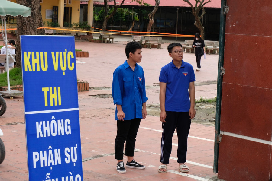 Thanh niên tình nguyện đứng hỗ trợ thí sinh.