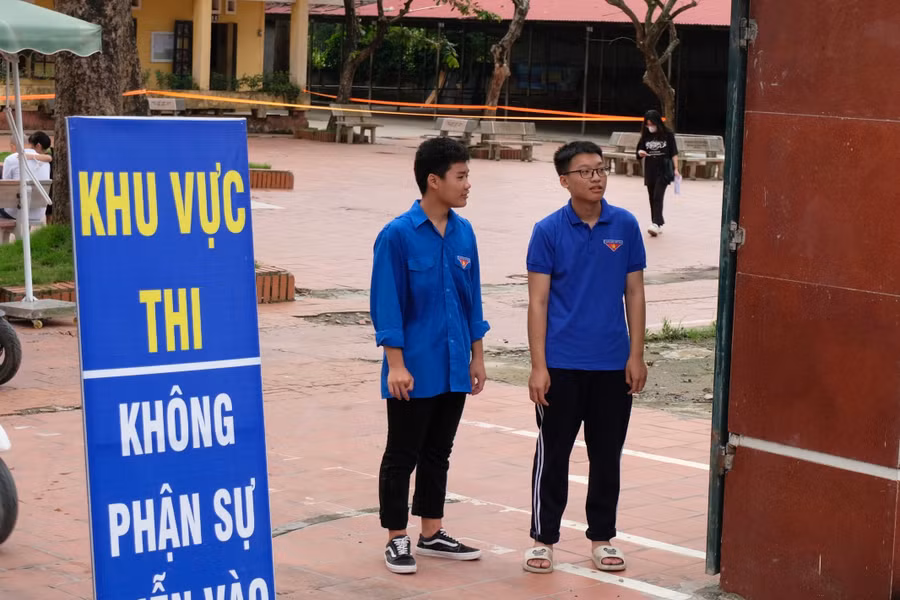 Thanh niên tình nguyện đứng hỗ trợ thí sinh. Thanh niên tình nguyện đứng hỗ trợ thí sinh.