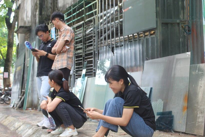 Trên cả nước, nhiều phụ huynh tạm gác công việc, vượt hàng trăm km xuống trường thi động viên con. Ngồi đợi con bên lề đường tại điểm thi Trường THPT Tô Hiến Thành, TP Thanh Hóa, chị Trịnh Thị Hương bộc bạch: “Lo lắm, không biết con ở trong đấy làm bài thi ra sao. So với các môn xã hội, cháu học tốt các môn tự nhiên hơn. Vì vậy, mình lại càng lo hơn”.