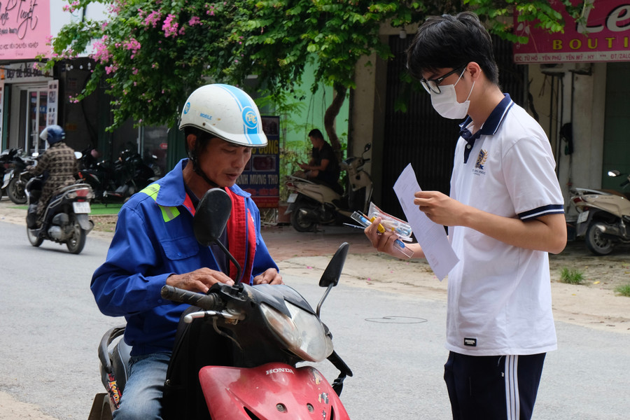 Phụ huynh đưa con đến điểm thi tại Hưng Yên. Phụ huynh đưa con đến điểm thi tại Hưng Yên.