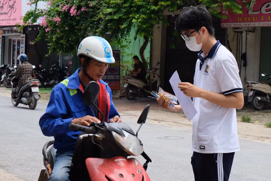 Phụ huynh đưa con đến điểm thi tại Hưng Yên.