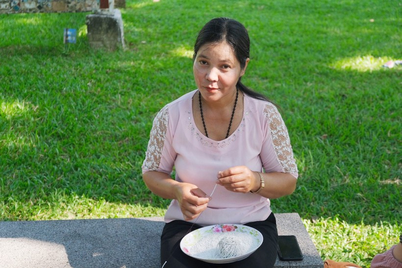 Tại Thừa Thiên - Huế, hai vợ chồng chị Hồ Thị Nhàn, người dân tộc Tà Ôi, đã vay mượn 4 triệu đồng, đưa con từ phố núi về phố dự thi tốt nghiệp. Trong khi đợi con làm bài thi, chị tranh thủ làm dệt Zèng, sản phẩm thủ công của người DTTS ở huyện A Lưới để có thêm kinh phí trang trải cho chuyến đi này.