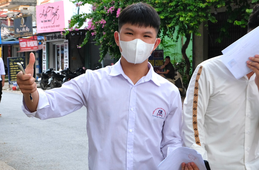 Thí sinh Hưng Yên thả lỏng tinh thần sau khi hoàn thành bài thi môn Toán. Thí sinh Hưng Yên thả lỏng tinh thần sau khi hoàn thành bài thi môn Toán.