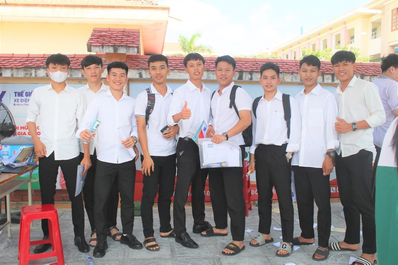 Sáng nay, thí sinh cả nước làm bài thi Ngữ văn, môn thi đầu tiên và là môn tự luận duy nhất tại kỳ thi tốt nghiệp THPT năm 2023. Tác phẩm “Vợ nhặt” của nhà văn Kim Lân là ngữ liệu cho câu 2 phần Làm văn, chiếm 5 điểm. Nhiều thí sinh rời khỏi phòng thi trong tâm trạng nhẹ nhõm, thoải mái, tự tin. Các em đánh giá đề thi sử dụng ngữ liệu quen thuộc nhưng có độ phân hóa cao.