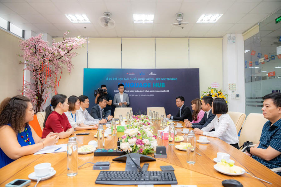 Quang cảnh buổi làm việc. Quang cảnh buổi làm việc.