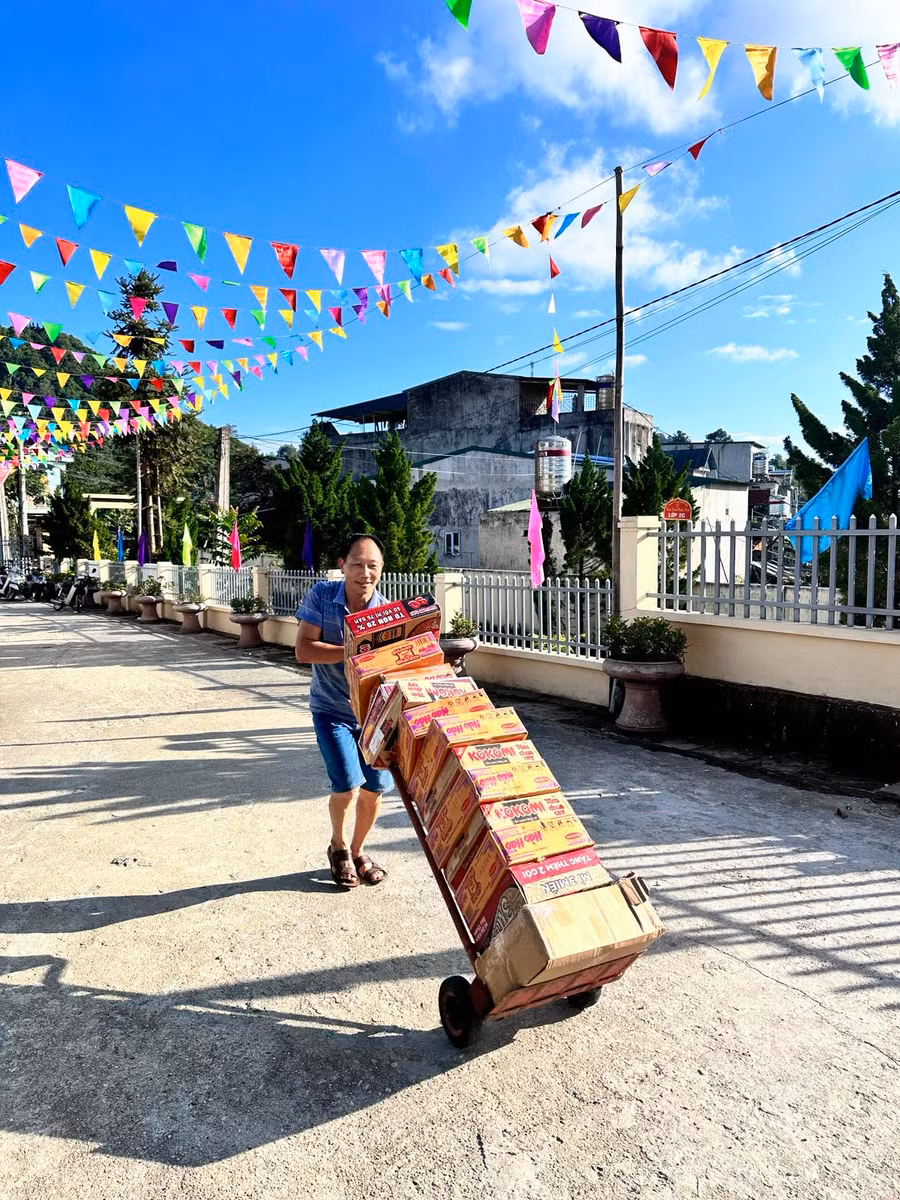 Niềm hân hoan của thầy cô khi giáo dục vùng khó nhận được sự quan tâm, yêu thương.