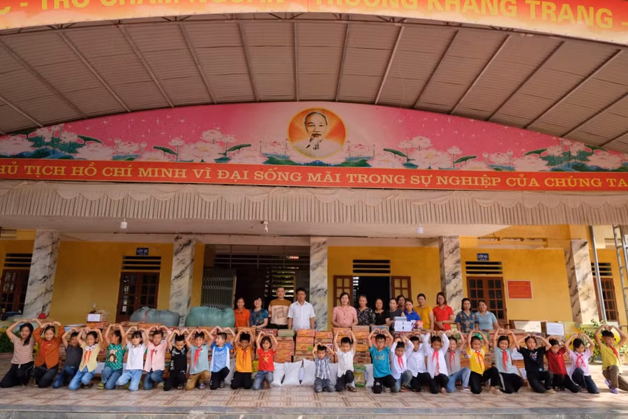 Hàng trăm suất quà dành tặng học sinh Trường Tiểu học Quyết Tiến, tỉnh Hà Giang.