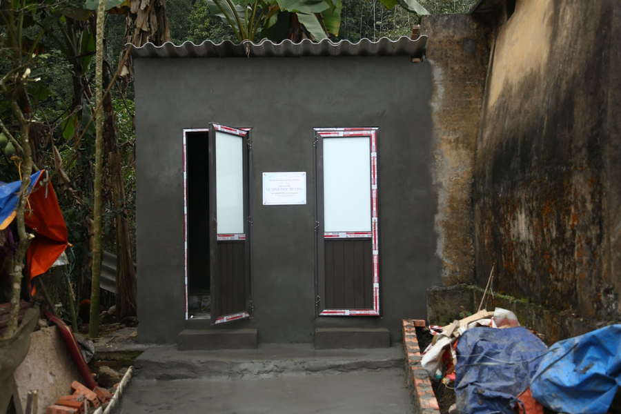 Nhà vệ sinh sau khi cải tạo. Nguồn: Dự án Tình nguyện Clover - Fly High. Nhà vệ sinh sau khi cải tạo. Nguồn: Dự án Tình nguyện Clover - Fly High.