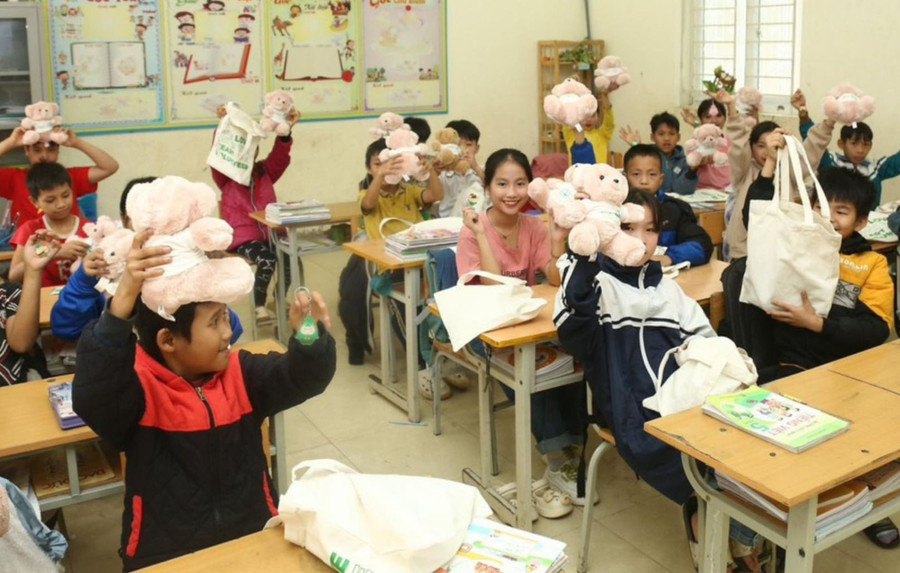 Học sinh nhận gấu bông từ ban tổ chức. Nguồn: Dự án Tình nguyện Clover - Fly High. Học sinh nhận gấu bông từ ban tổ chức. Nguồn: Dự án Tình nguyện Clover - Fly High.
