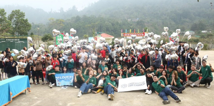 Đoàn tình nguyện chụp ảnh cùng học sinh Trường PTDTBT TH&THCS Xuân Sơn. Nguồn: Dự án Tình nguyện Clover - Fly High. Đoàn tình nguyện chụp ảnh cùng học sinh Trường PTDTBT TH&THCS Xuân Sơn. Nguồn: Dự án Tình nguyện Clover - Fly High.