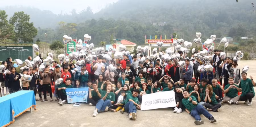 Đoàn tình nguyện chụp ảnh cùng học sinh Trường PTDTBT TH&THCS Xuân Sơn. Nguồn: Dự án Tình nguyện Clover - Fly High. Đoàn tình nguyện chụp ảnh cùng học sinh Trường PTDTBT TH&THCS Xuân Sơn. Nguồn: Dự án Tình nguyện Clover - Fly High.