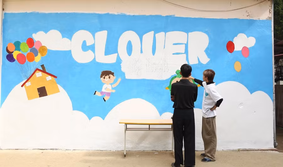 Đoàn sinh viên trang trí, sơn sửa trường lớp. Nguồn: Dự án Tình nguyện Clover - Fly High. Đoàn sinh viên trang trí, sơn sửa trường lớp. Nguồn: Dự án Tình nguyện Clover - Fly High.